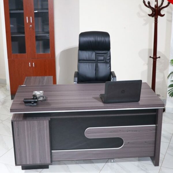 448523002_854767380012323_9065676187578413109_n.jpg Executive 1600mm Modern Office Desk
